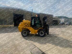 Yellow S3E forklift in front of a warehouse